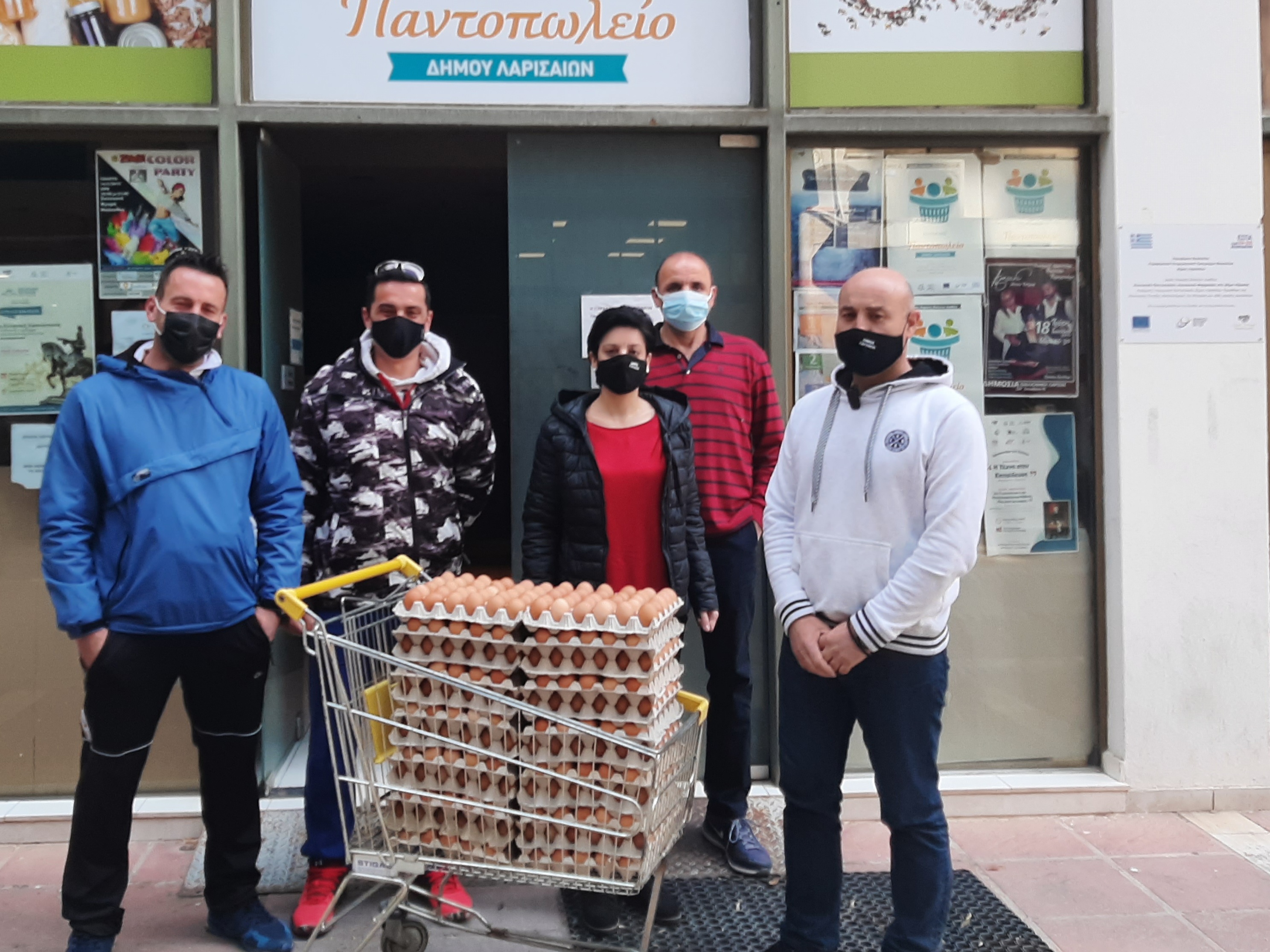 Προσφορά αυγών στο Κοινωνικό Παντοπωλείο Λάρισας